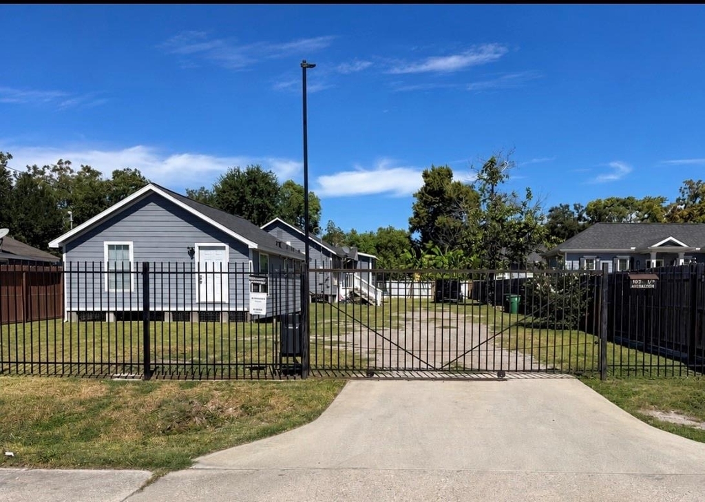 1013 Bennington Street - Photo 10