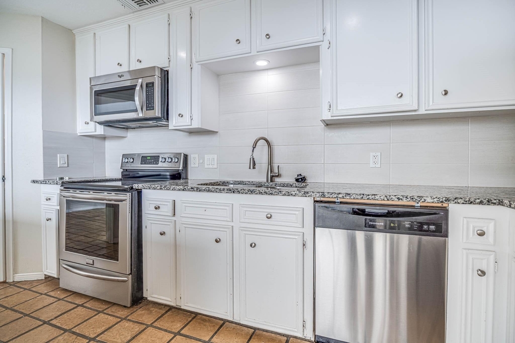 800 Country Place Drive - Photo 5
