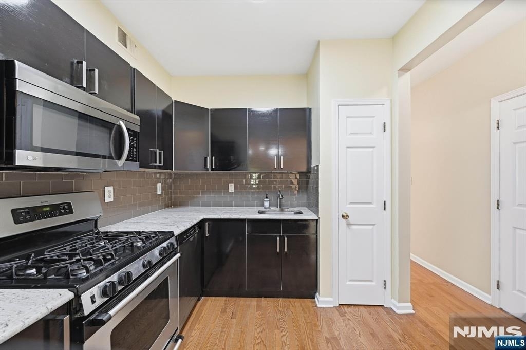448 Hartford - Photo 11