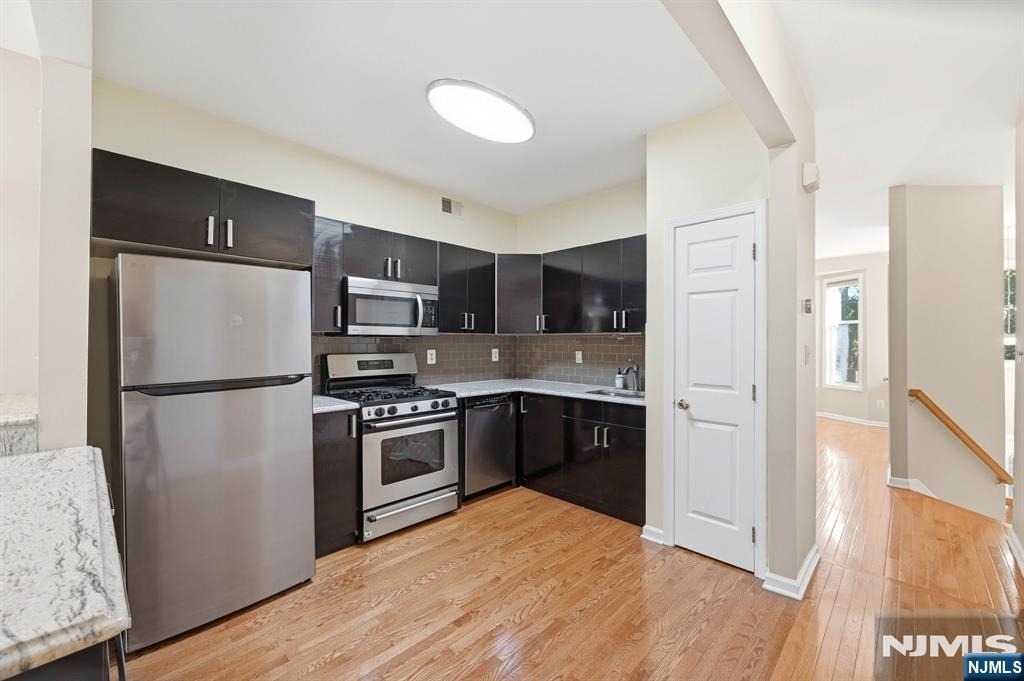 448 Hartford - Photo 9