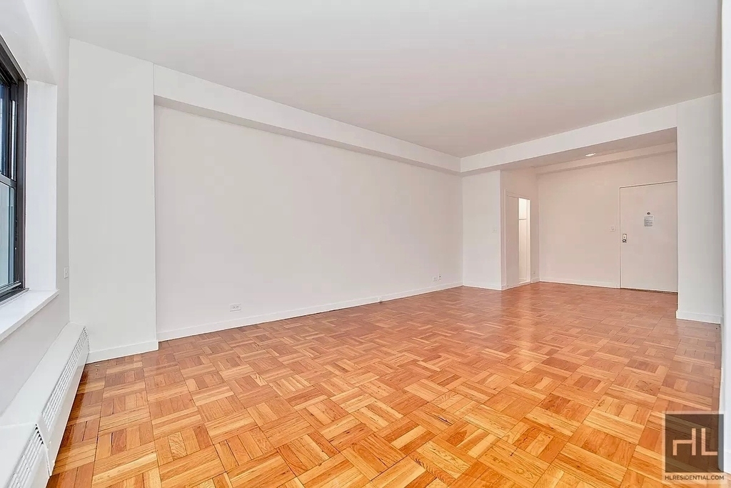 East 55 Street - Photo 1