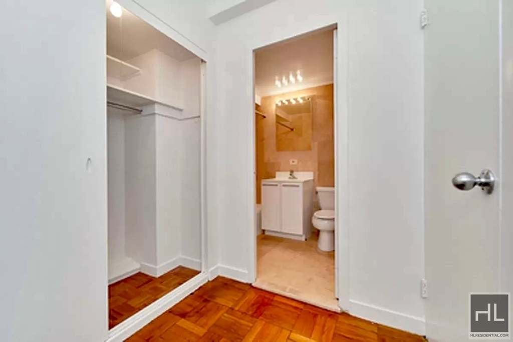 East 55 Street - Photo 2
