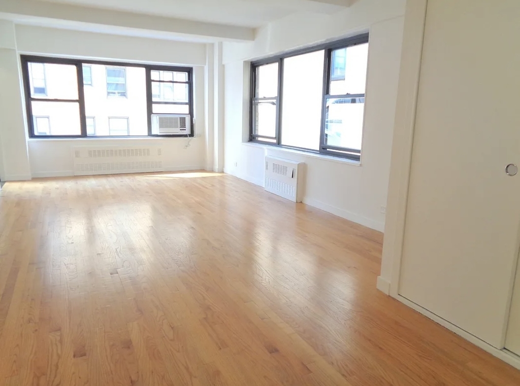 East 55 Street - Photo 1