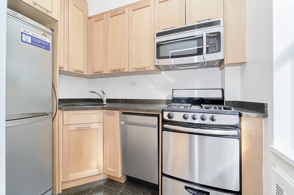 East 55 Street - Photo 2