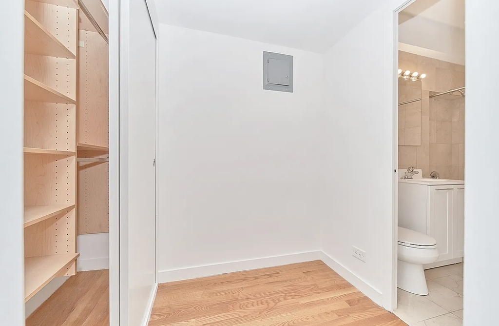 East 55 Street - Photo 4