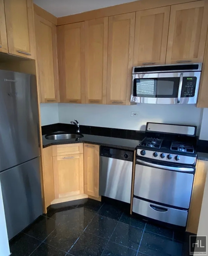 East 55 Street - Photo 4