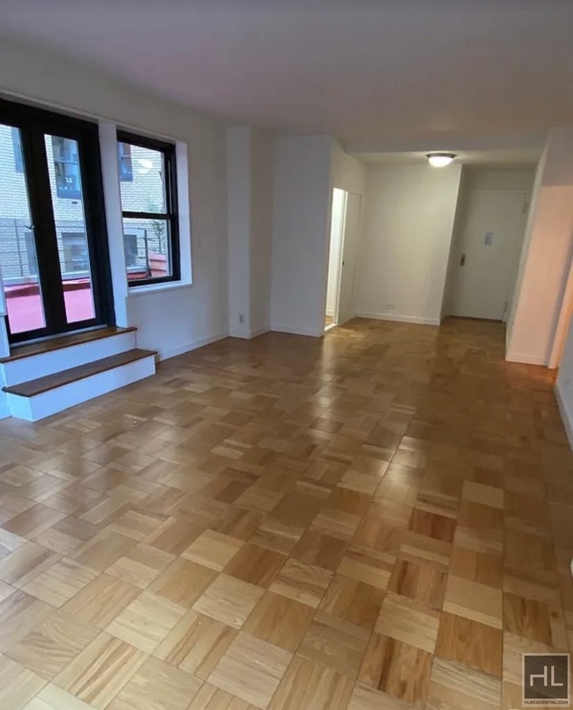 East 55 Street - Photo 3