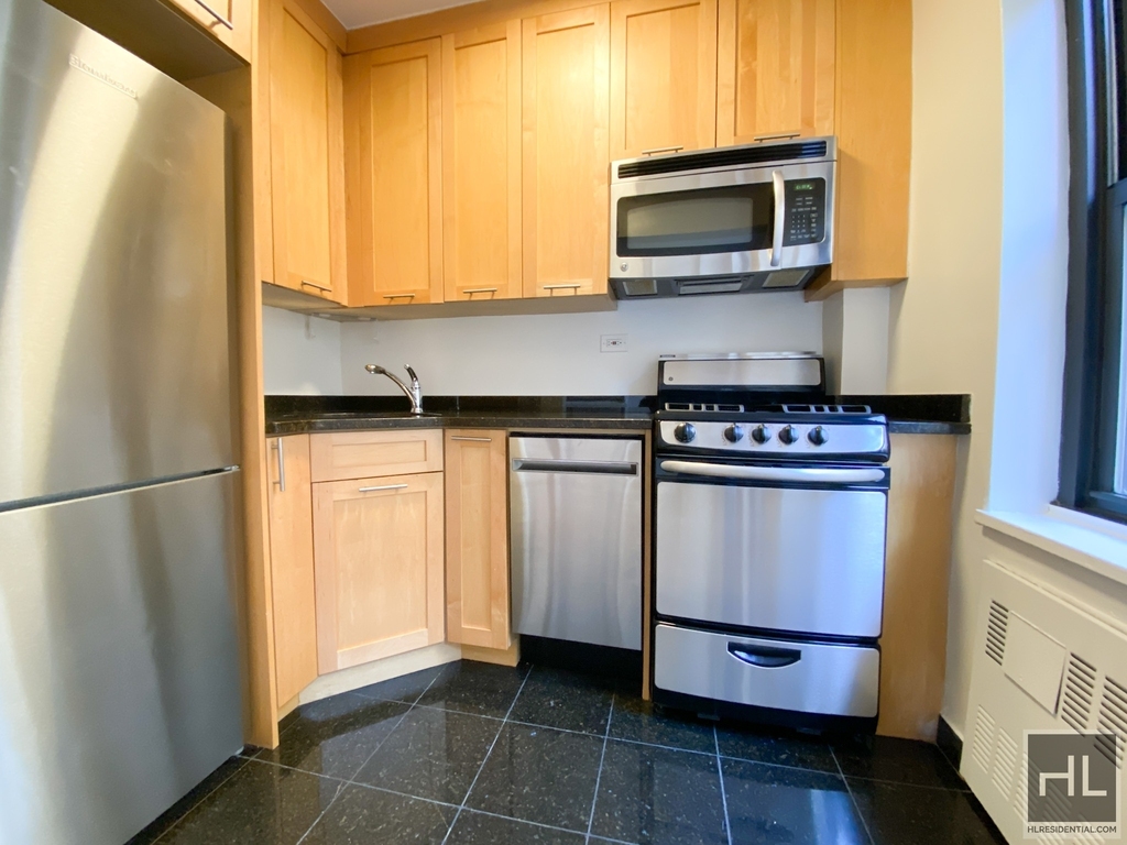 East 55 Street - Photo 2