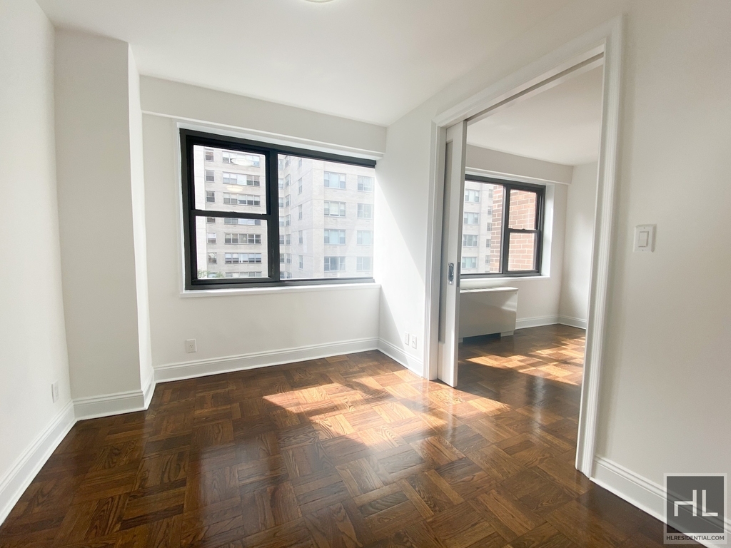 East 56 Street - Photo 1
