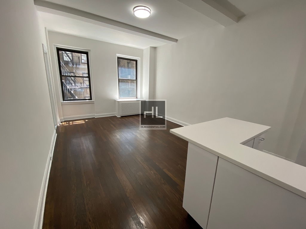 East 46 Street - Photo 4
