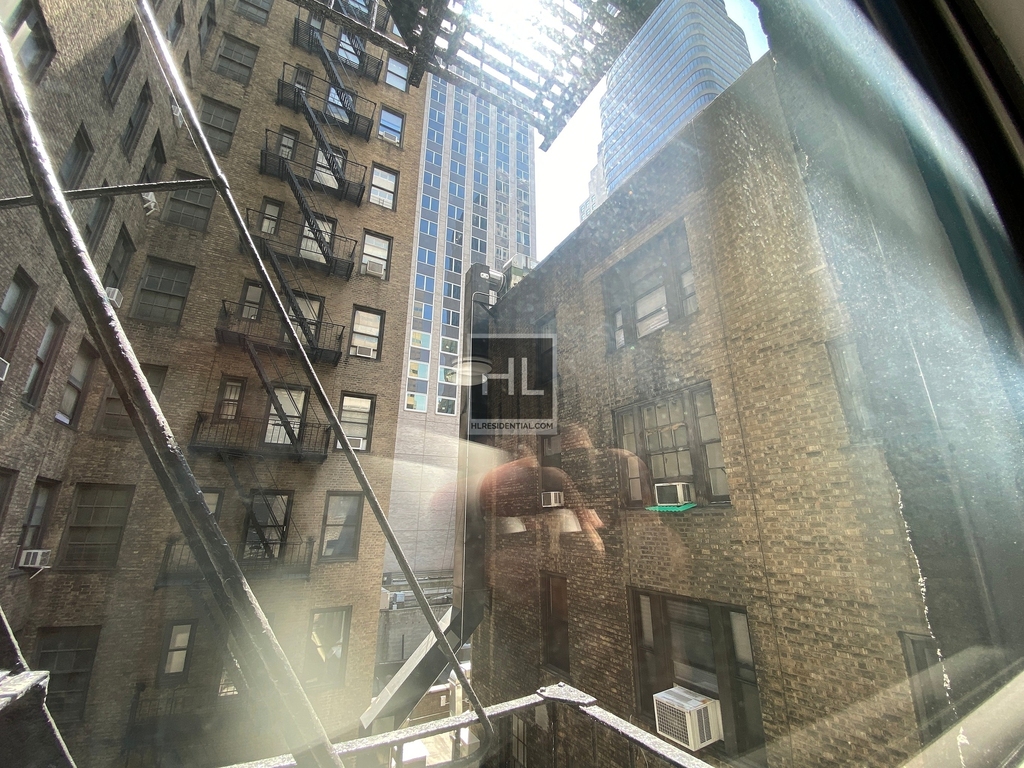 East 46 Street - Photo 3