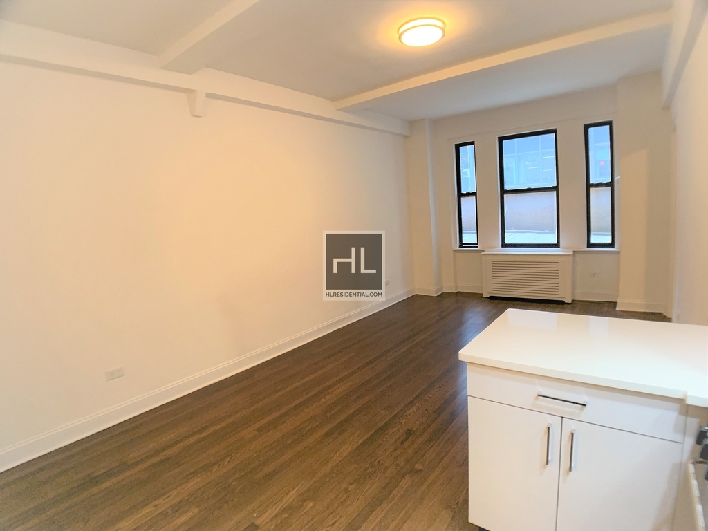 East 46 Street - Photo 3