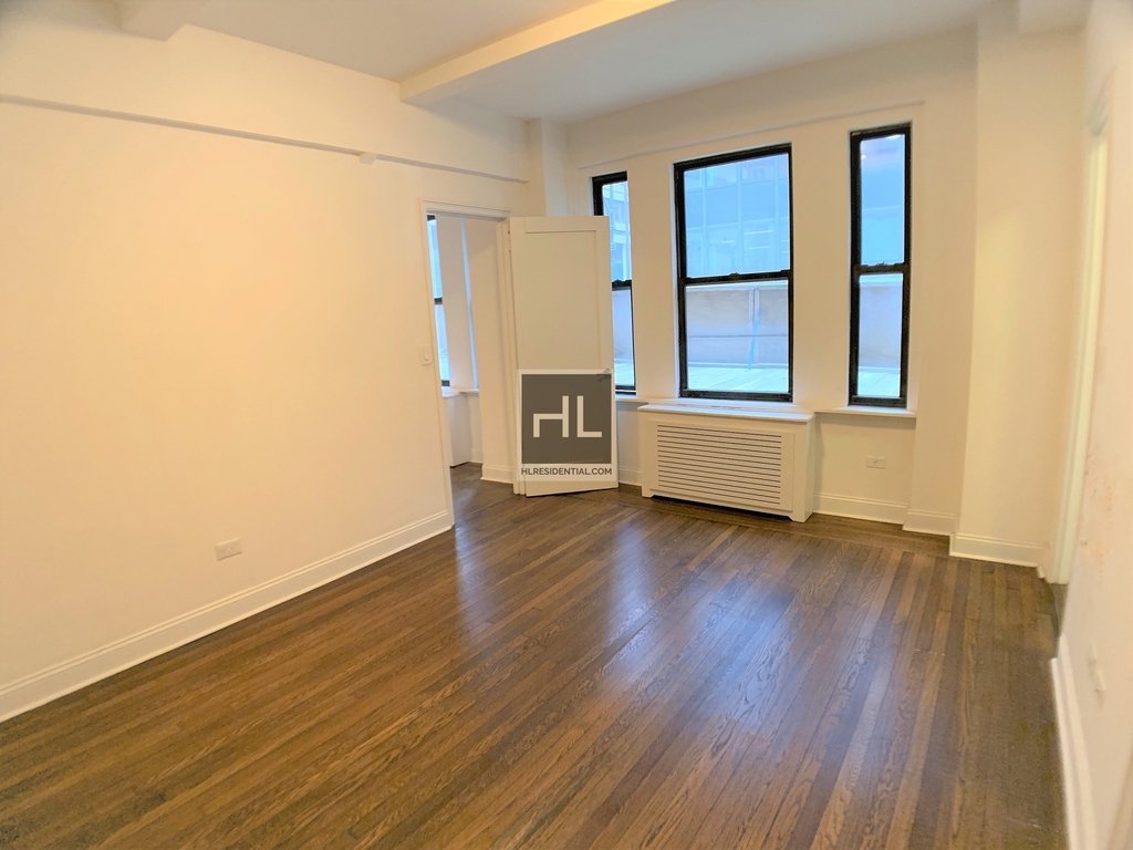 East 46 Street - Photo 1