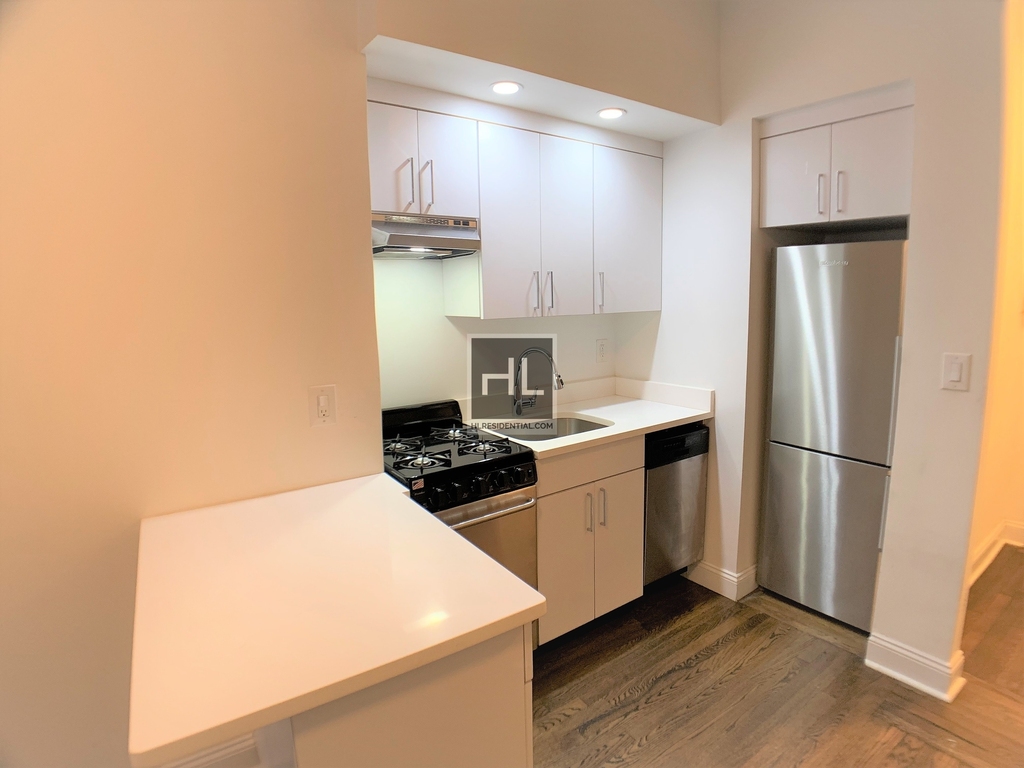 East 46 Street - Photo 2