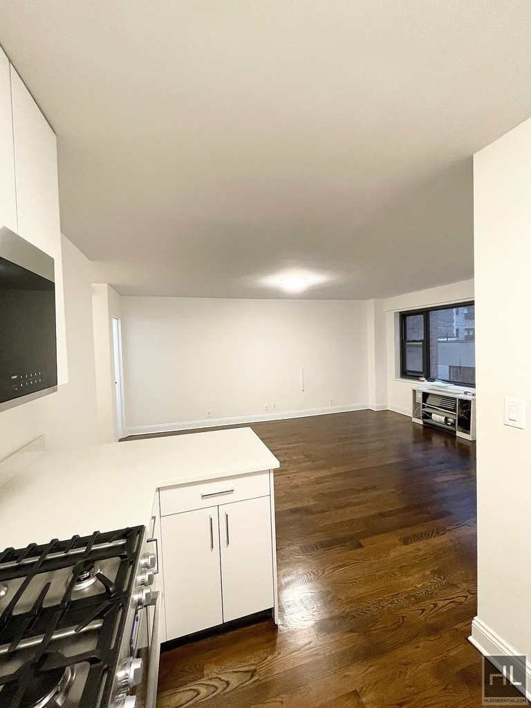 East 56 Street - Photo 8