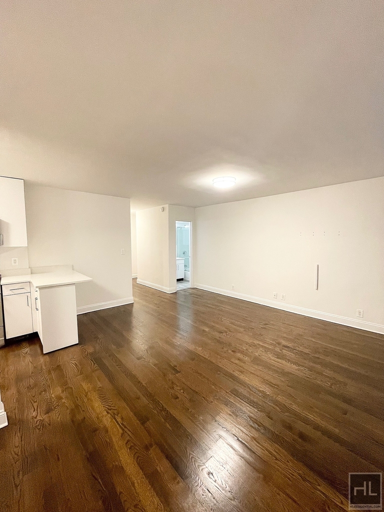 East 56 Street - Photo 3
