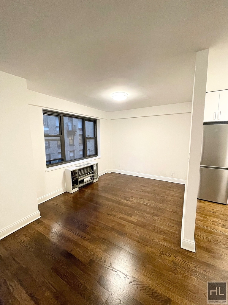 East 56 Street - Photo 4