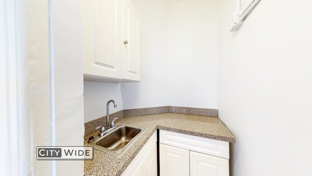 1043 Lexington Avenue - Photo 2
