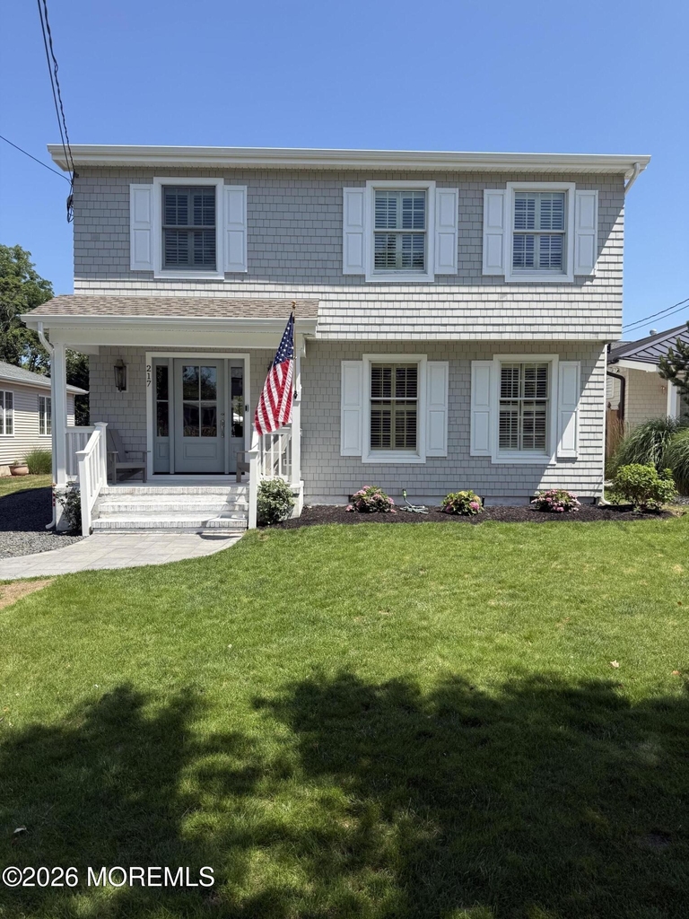 217 Howe Street - Photo 2