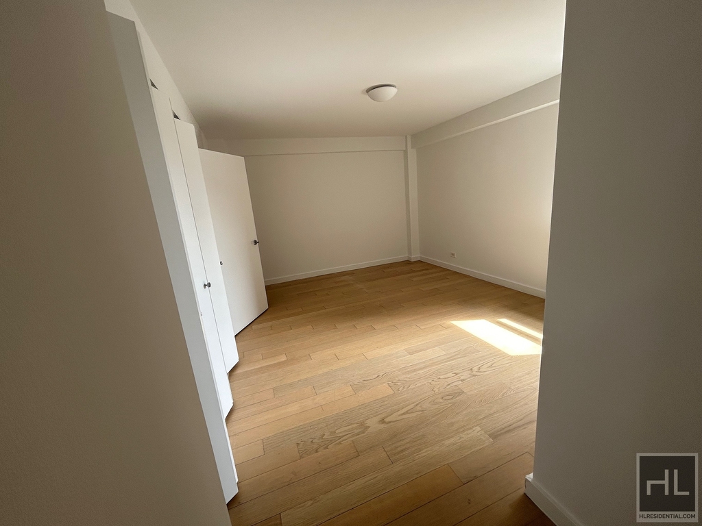 East 39th Street - Photo 4