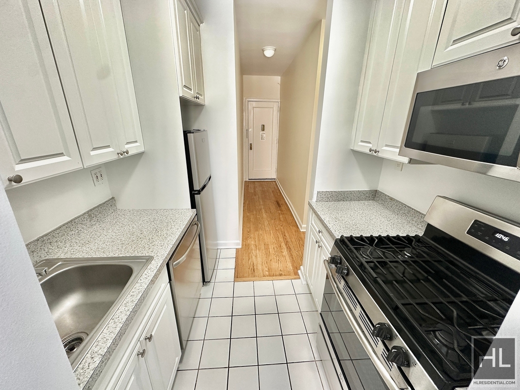 West 10th Street - Photo 1