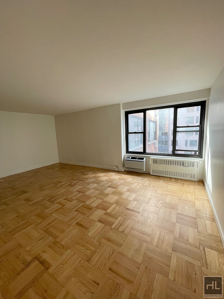 Fourth Avenue - Photo 0