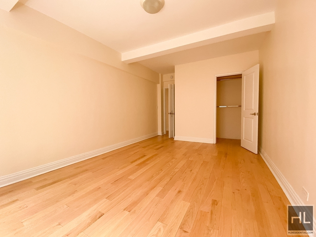 East 56 Street - Photo 1
