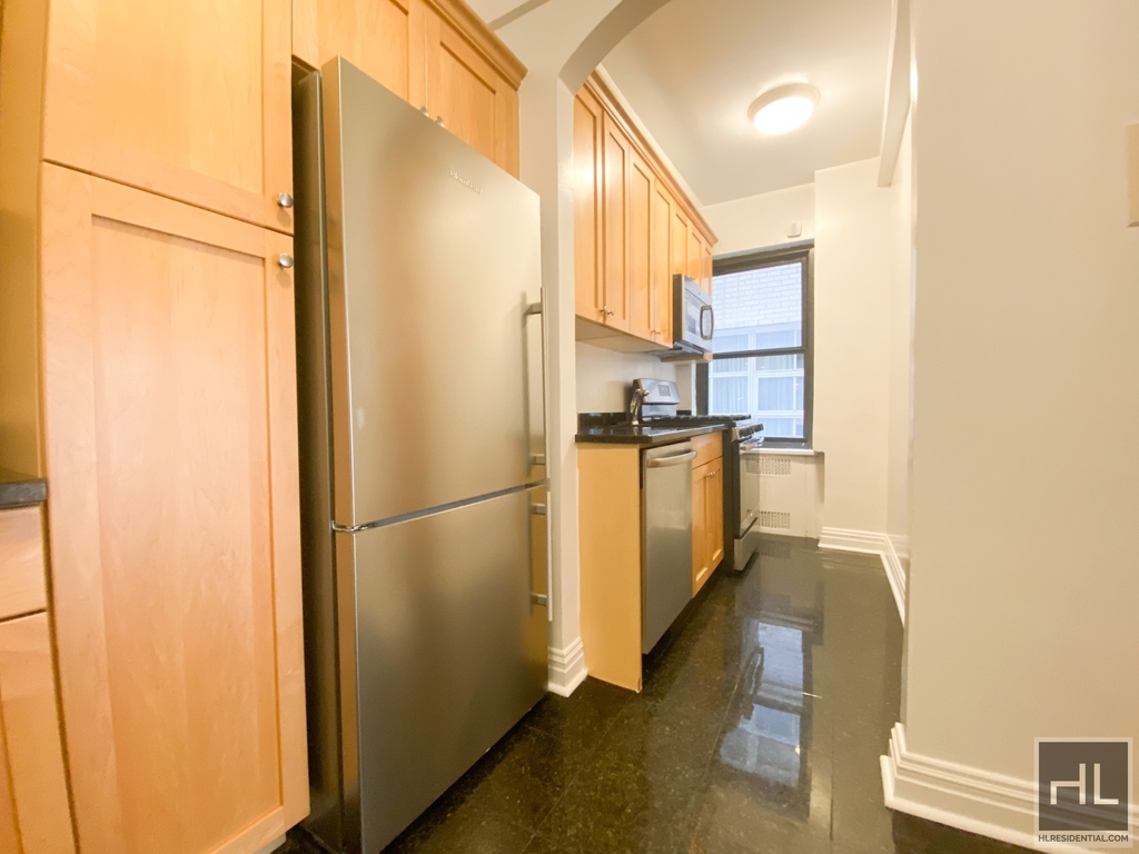 East 56 Street - Photo 2