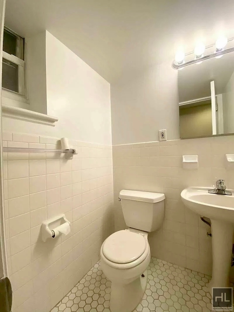 East 81 Street - Photo 3