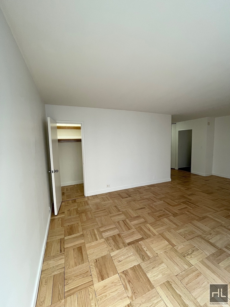 Fourth Avenue - Photo 4