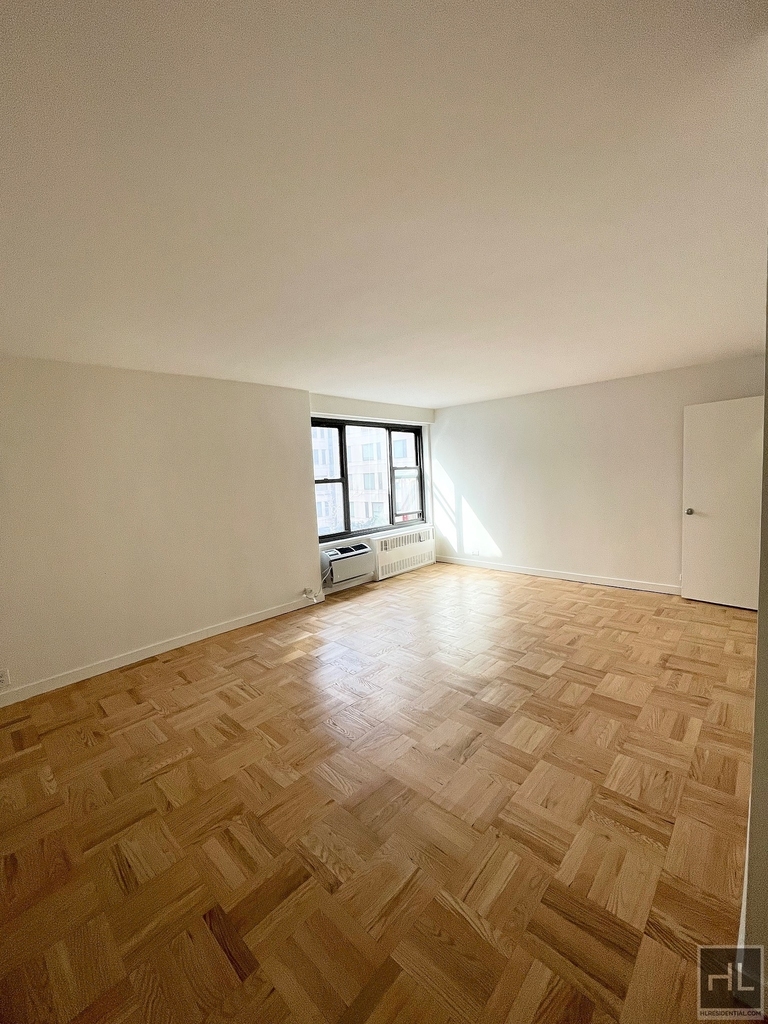 Fourth Avenue - Photo 1