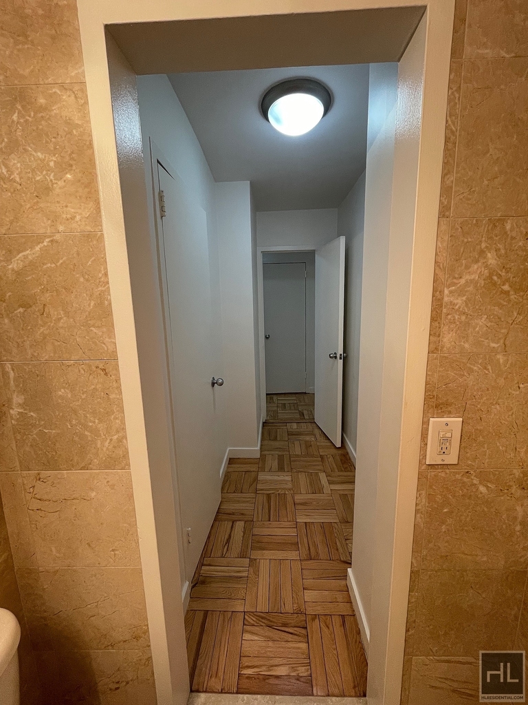 Fourth Avenue - Photo 10