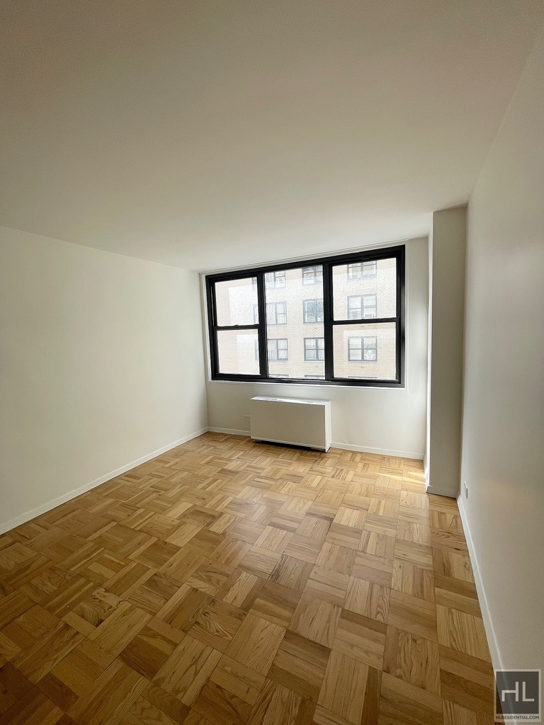 East 49 Street - Photo 1