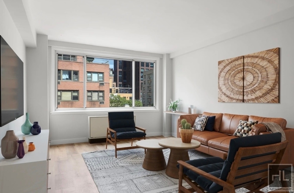 East 51st Street - Photo 4