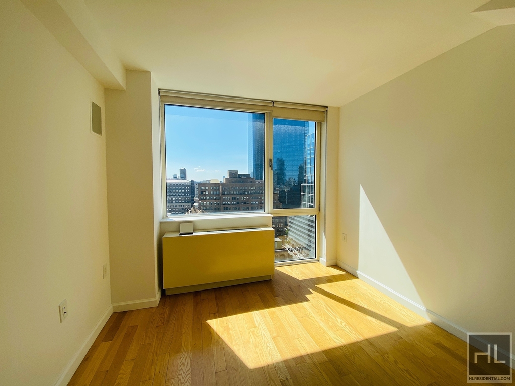 West 37th Street - Photo 10
