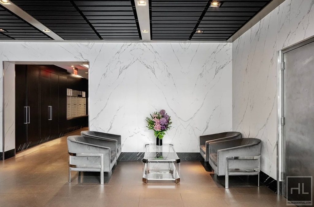 West 37th Street - Photo 17