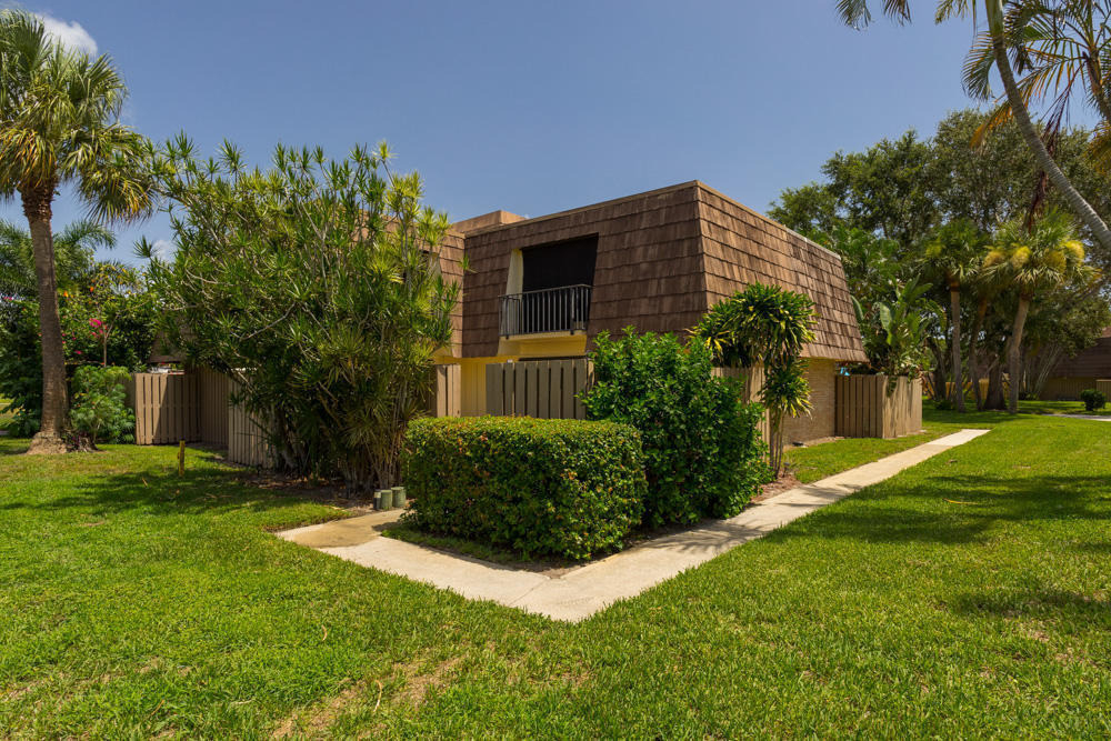 818 8th Court - Photo 1