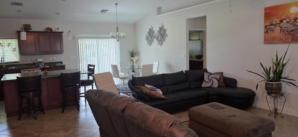 5838 Nw Gillespie Avenue - Photo 2