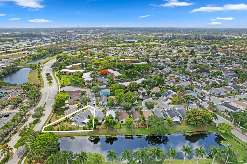 133 Sw 159th Way - Photo 1