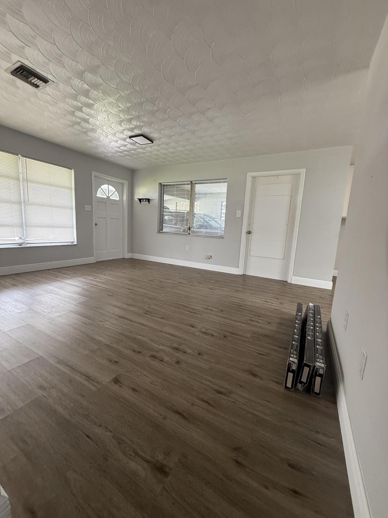 407 Willows Avenue - Photo 3