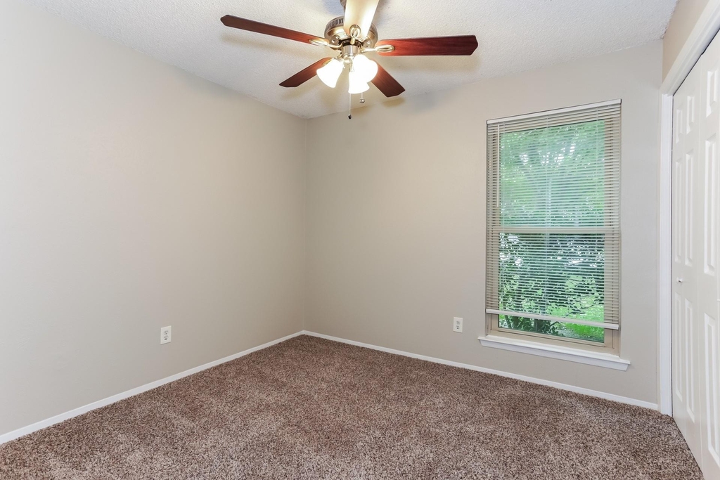604 Circleview Drive - Photo 10