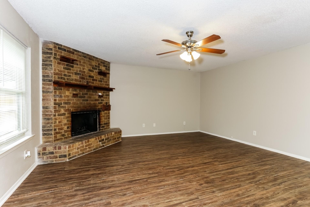 604 Circleview Drive - Photo 1