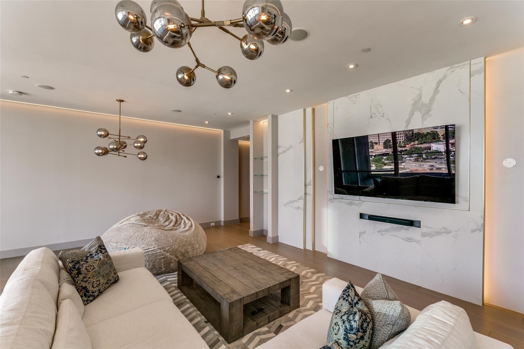 2408 Victory Park Lane - Photo 3