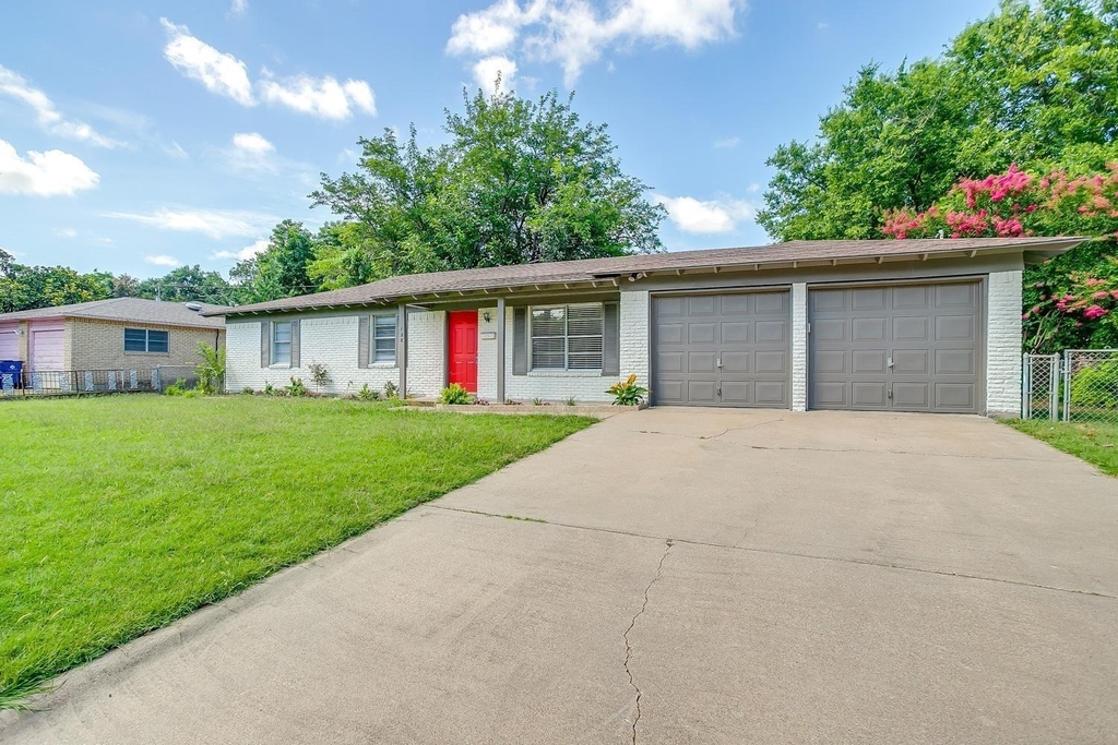 128 Se Robert Street - Photo 2