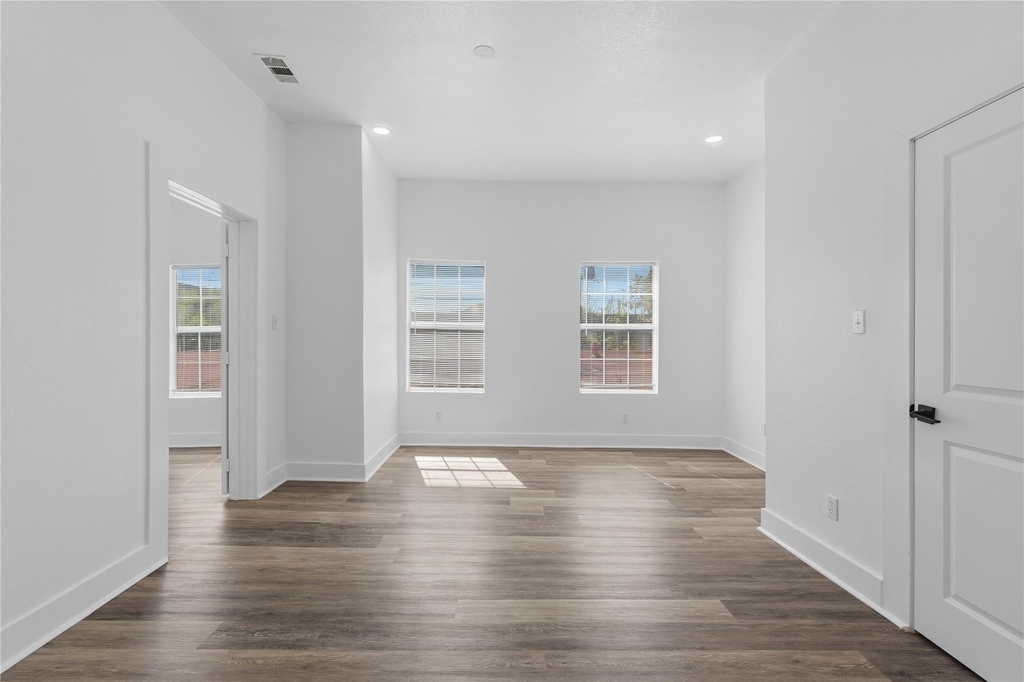 506 N Lancaster Avenue - Photo 2