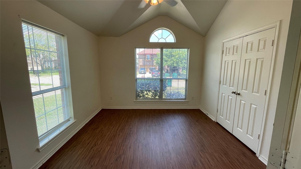 921 Simon Drive - Photo 3