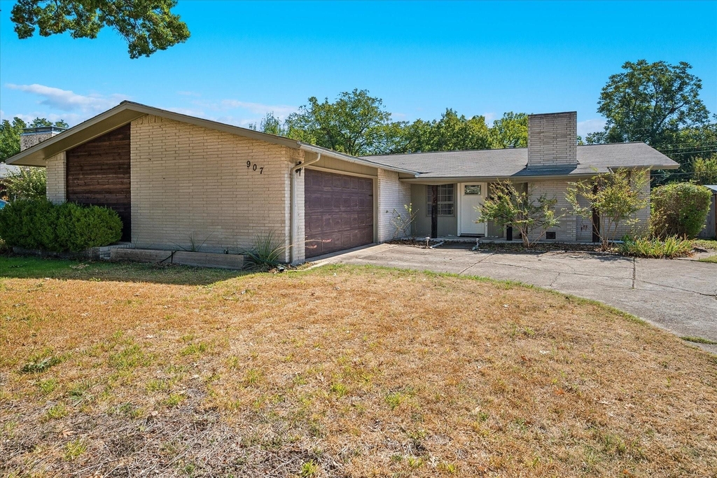 907 Melrose Drive - Photo 0