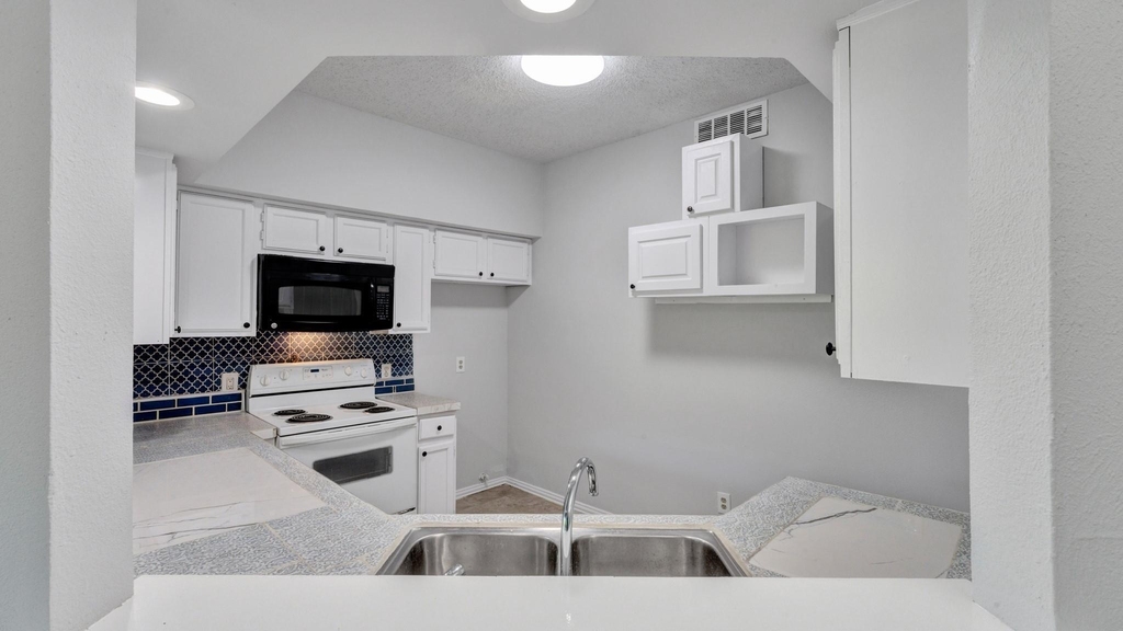 9601 Forest Lane - Photo 2