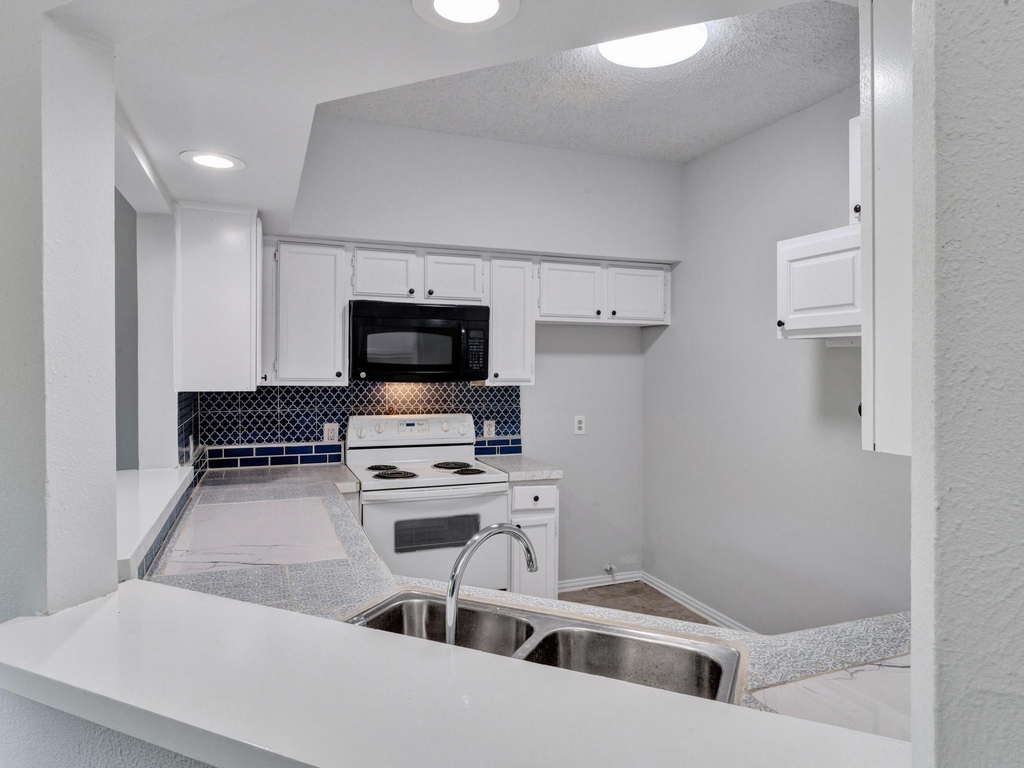 9601 Forest Lane - Photo 5