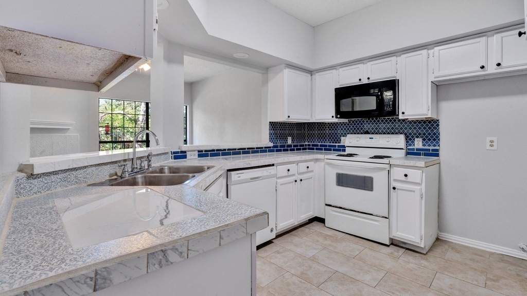 9601 Forest Lane - Photo 3